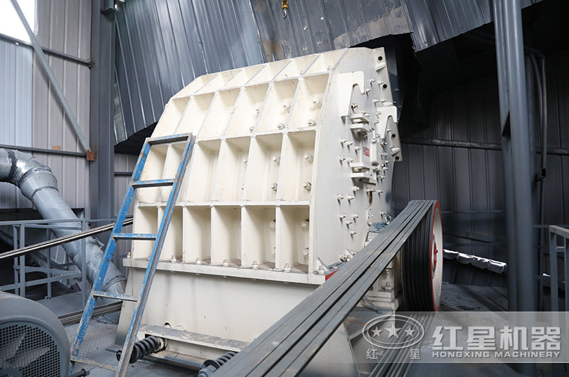 石灰石破碎客戶現(xiàn)場，適用錘破機