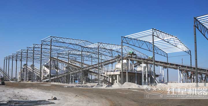 時(shí)產(chǎn)800噸生產(chǎn)現(xiàn)場，多臺(tái)設(shè)備同時(shí)作業(yè)